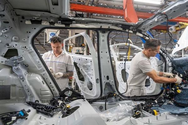 Alarma industrial: Stellantis paraliza por siete semanas sus plantas de El Palomar y Córdoba y adelanta vacaciones a 5.000 trabajadores