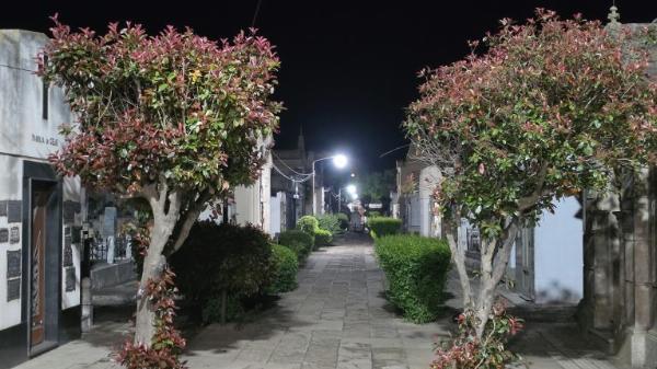 Seguridad y mantenimiento en el Cementerio: instalan nuevas luminarias e infraestructura de control